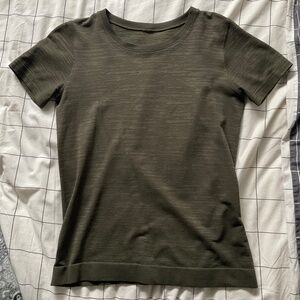 Lululemon swiftly tech short sleeve 2.0 size 8